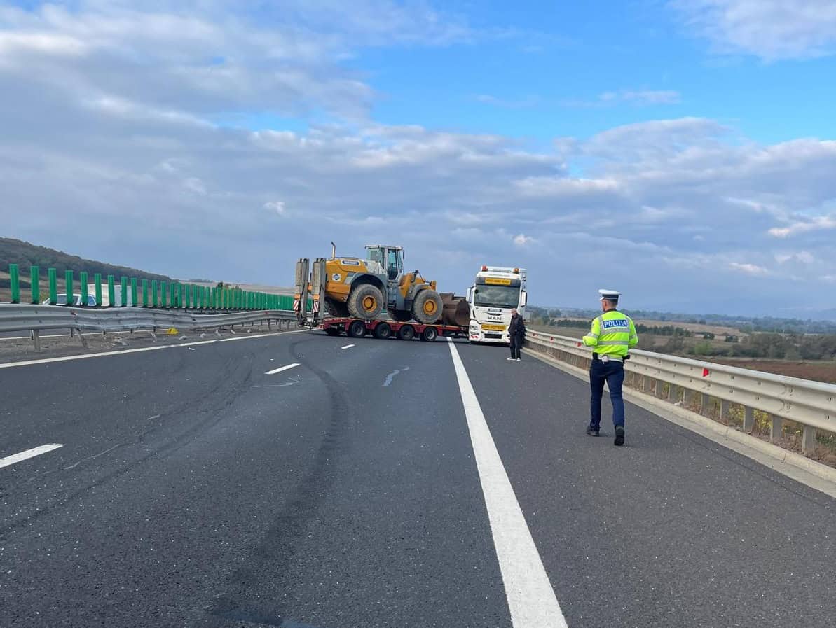 trafic blocat pe a1, sibiu - deva. un mastodont a derapat (foto)