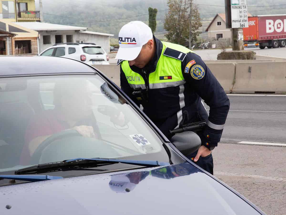 Doi bețivi depistați în trafic. Unul a tamponat o mașină în mers pe viaductul de pe Calea Șurii Mari