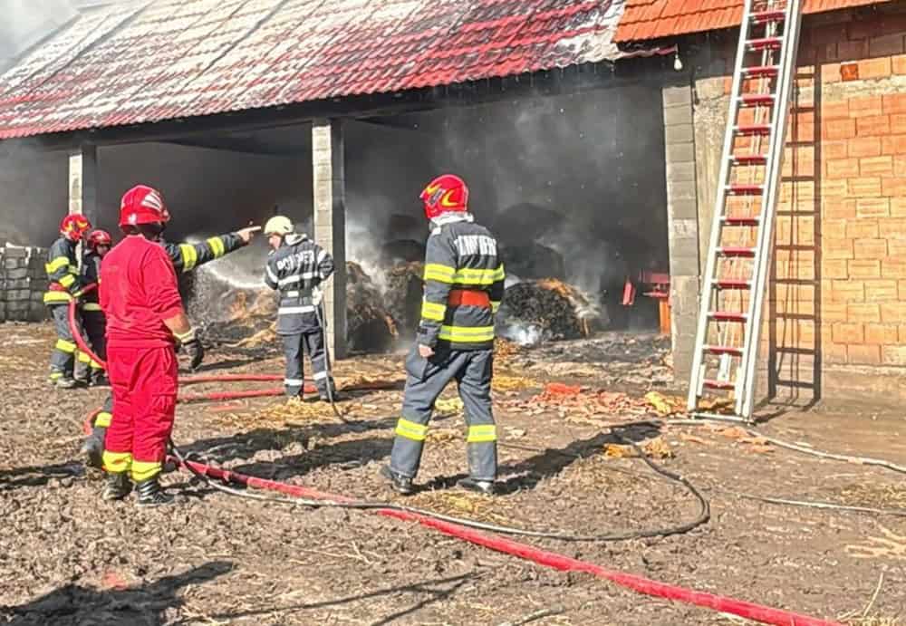 incendiu la o anexă din nocrich. au ars zeci de baloți de fân (foto)