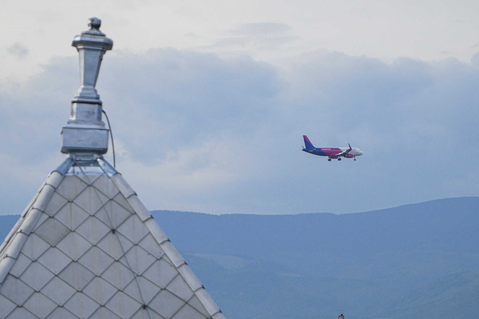 încă un avion survolează cerul sibiului. are aceeiași misiune ca și cel de joi (foto video)