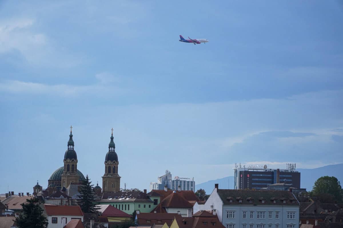 Un avion dă din nou ture deasupra Sibiului. Face același lucru timp de 4 ore