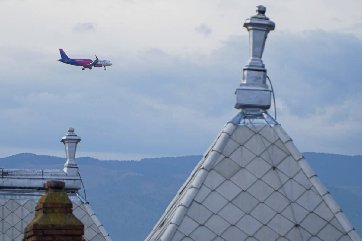 Un avion survolează din nou Sibiul. Marți timp de aproape 3 ore