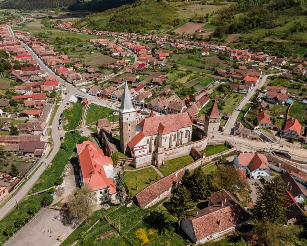 biserică fortificată din județul sibiu, restaurată. are peste 500 ani vechime