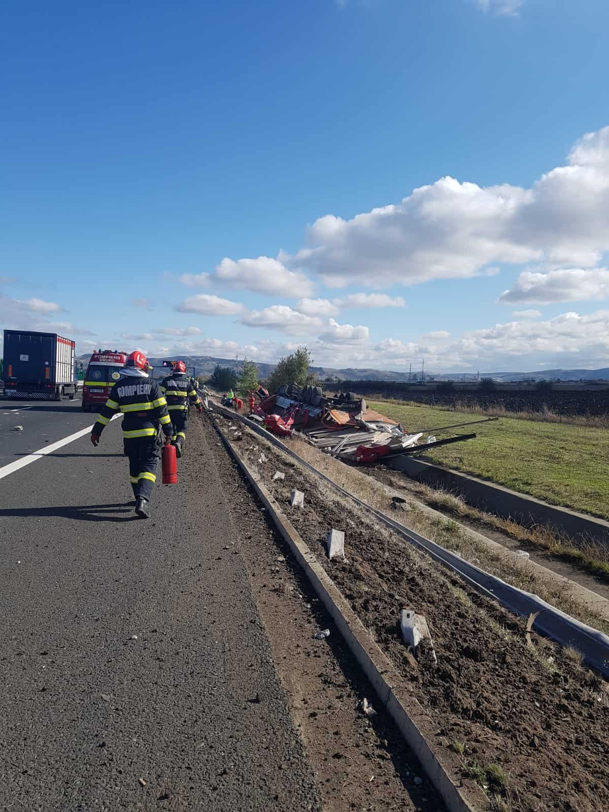 Camion răsturnat în șant pe A1 între Sibiu și Deva