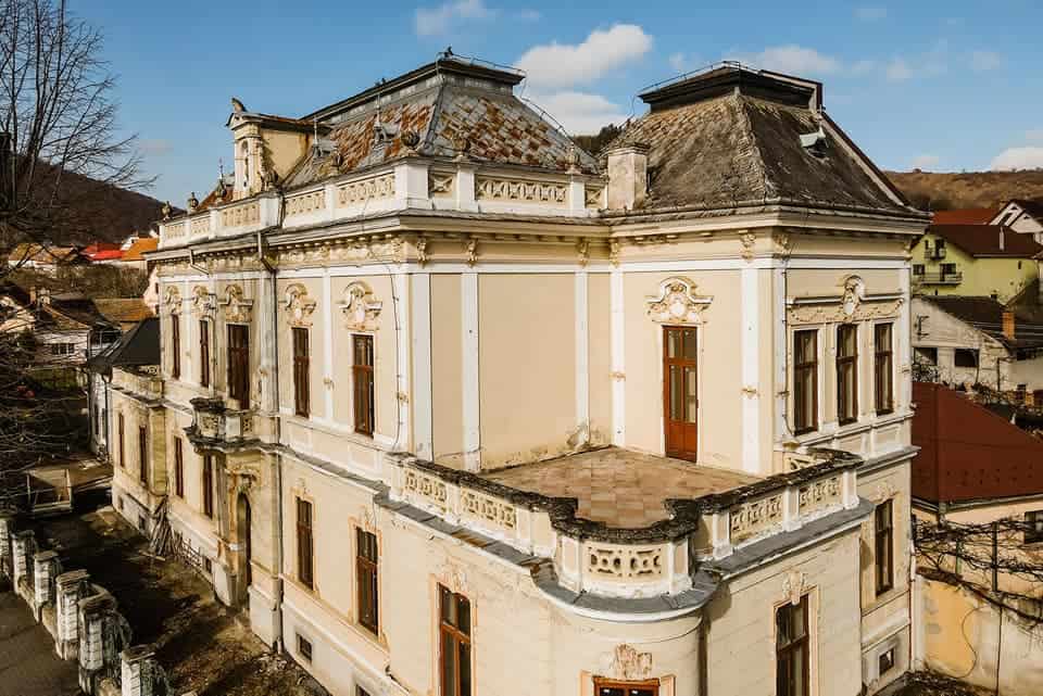 castel celebru din săliște scos la vânzare pentru o sumă exorbitantă. se pretează pentru un boutique hotel (foto)