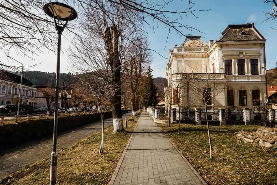 castel celebru din săliște scos la vânzare pentru o sumă exorbitantă. se pretează pentru un boutique hotel (foto)