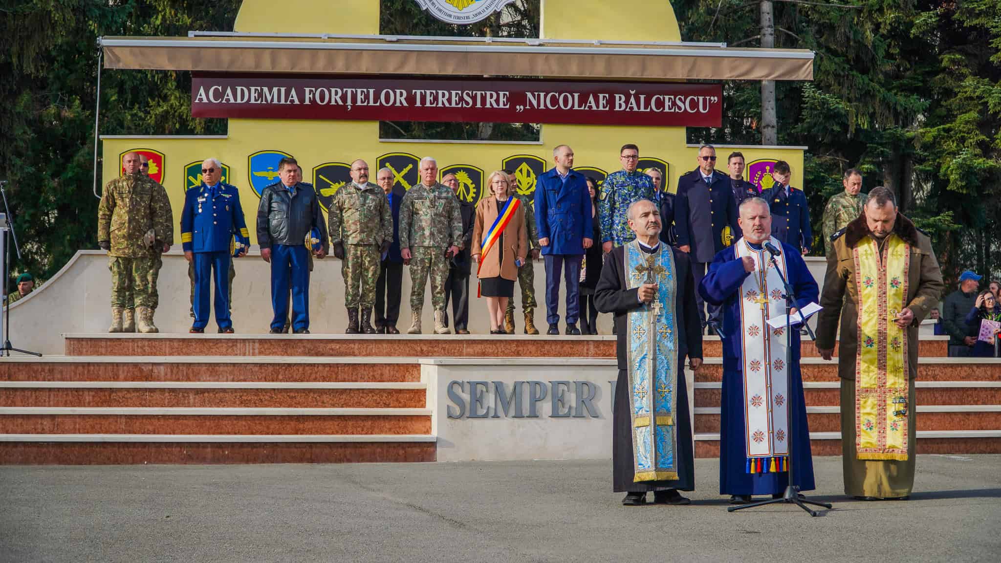 Zi importantă pentru sute de studenți de la AFT Sibiu. Părinții și bunicii, emoționați până la lacrimi (video, foto)