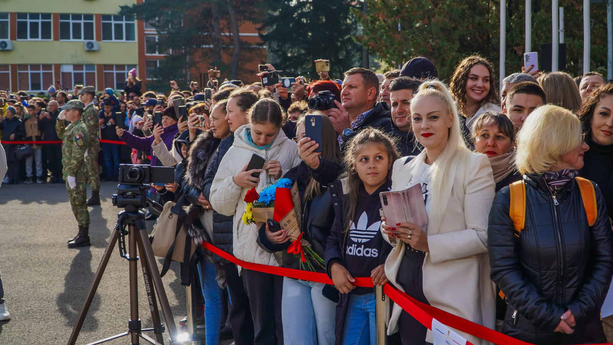 Zi importantă pentru sute de studenți de la AFT Sibiu. Părinții și bunicii, emoționați până la lacrimi (video, foto)