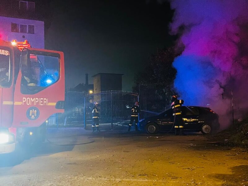 mașină în flăcări la mediaș. au luat foc și câteva biciclete (foto)