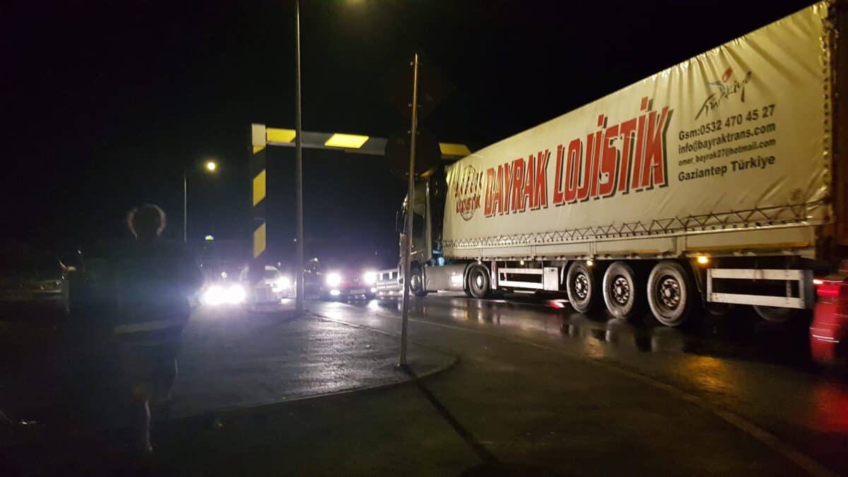 tir blocat sub limitatorul de înălțime pe strada viitorului