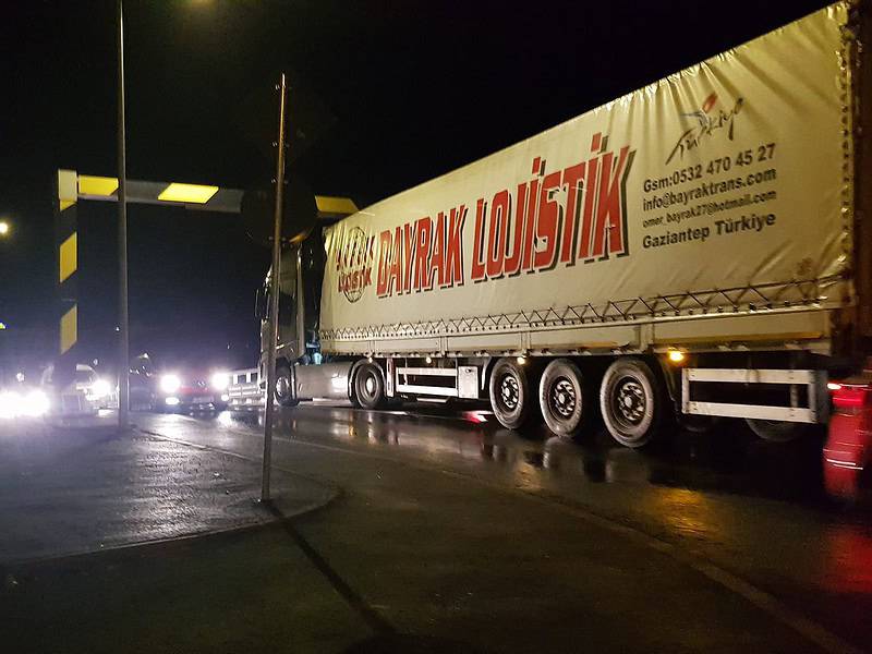 tir blocat sub limitatorul de înălțime pe strada viitorului