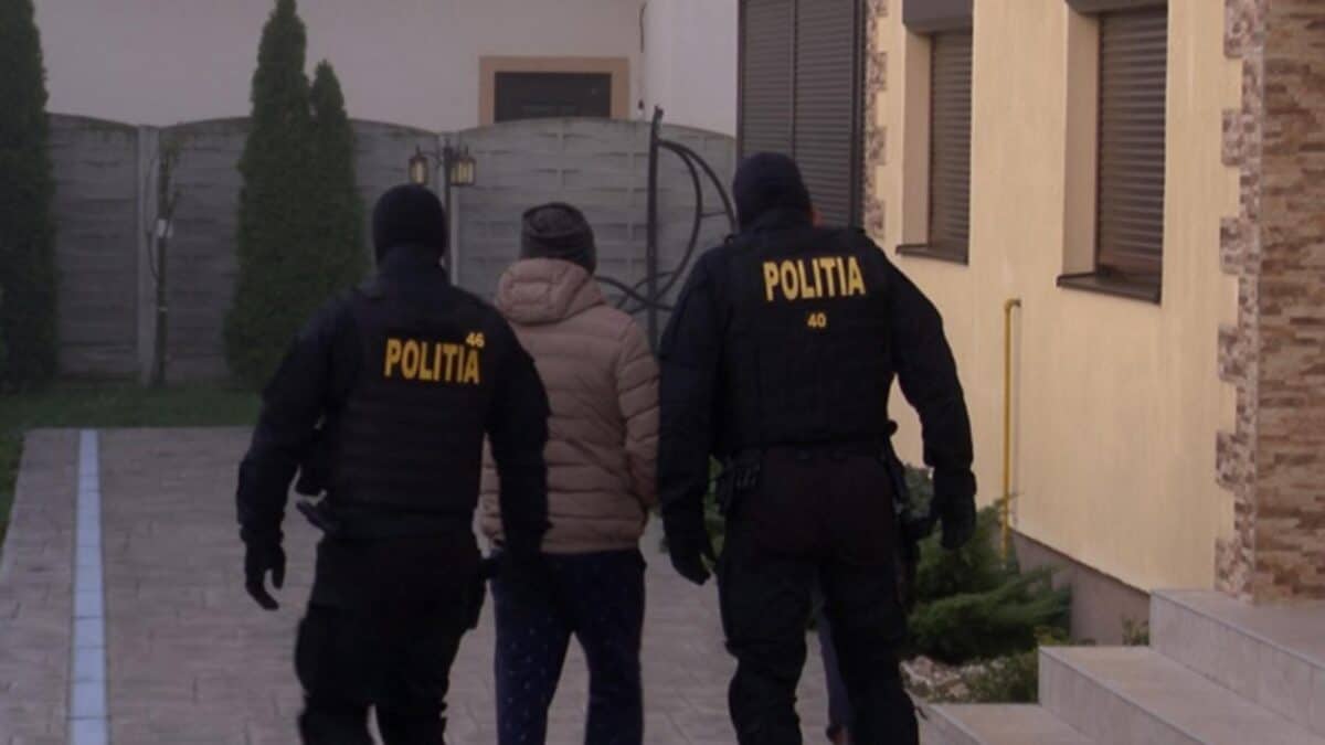 suită de percheziții în toată țara inclusiv la sibiu. vizate persoane suspectate de deținere ilegală de arme (foto)