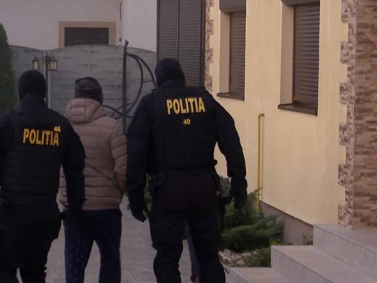 suită de percheziții în toată țara inclusiv la sibiu. vizate persoane suspectate de deținere ilegală de arme (foto)