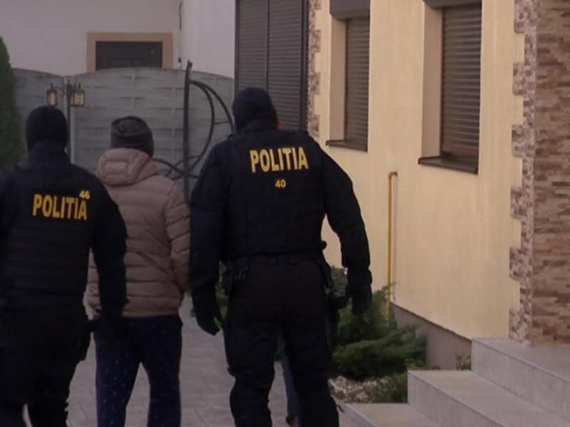 suită de percheziții în toată țara inclusiv la sibiu. vizate persoane suspectate de deținere ilegală de arme (foto)