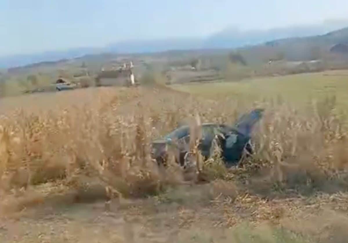 accident între nocrich și hosman. un polițist a ajuns cu mașina în lanul cu porumbi (video)