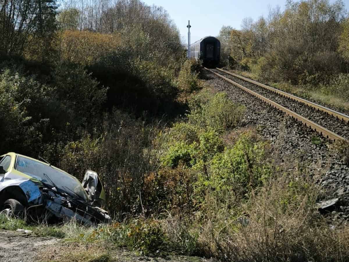 mașină lovită de tren lângă colun. șoferul este grav rănit (foto)