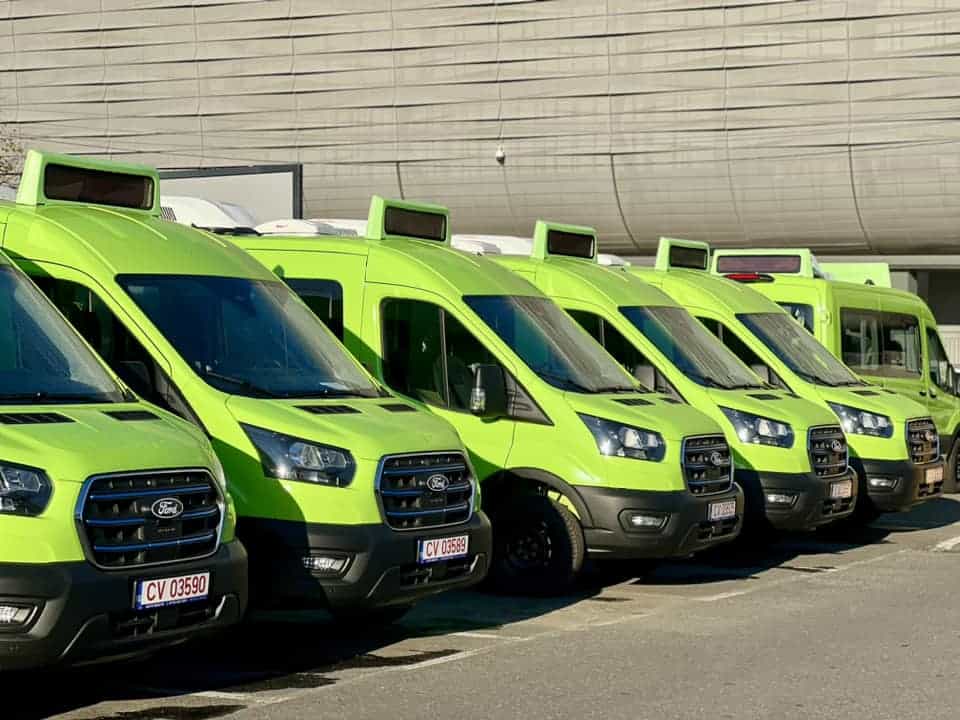 cj sibiu cumpără alte 13 microbuze electrice pentru transportul elevilor din județ