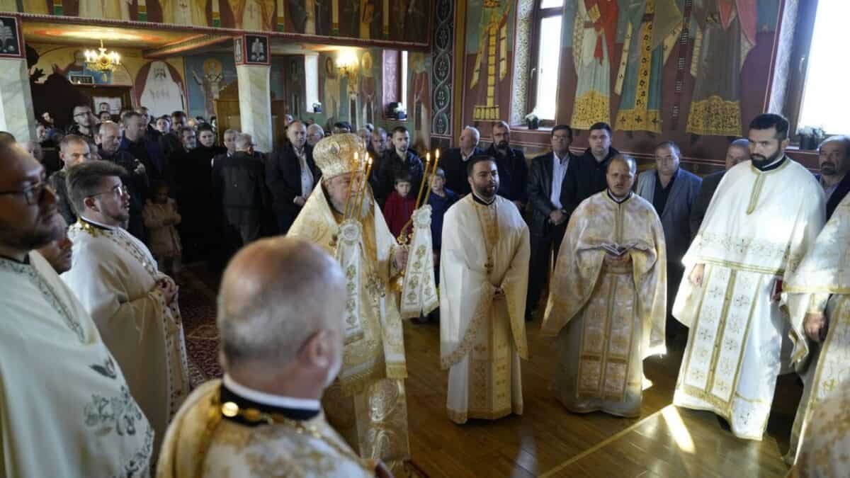 pictura unei biserici din județul sibiu, sfințită de mitropolitul ardealului