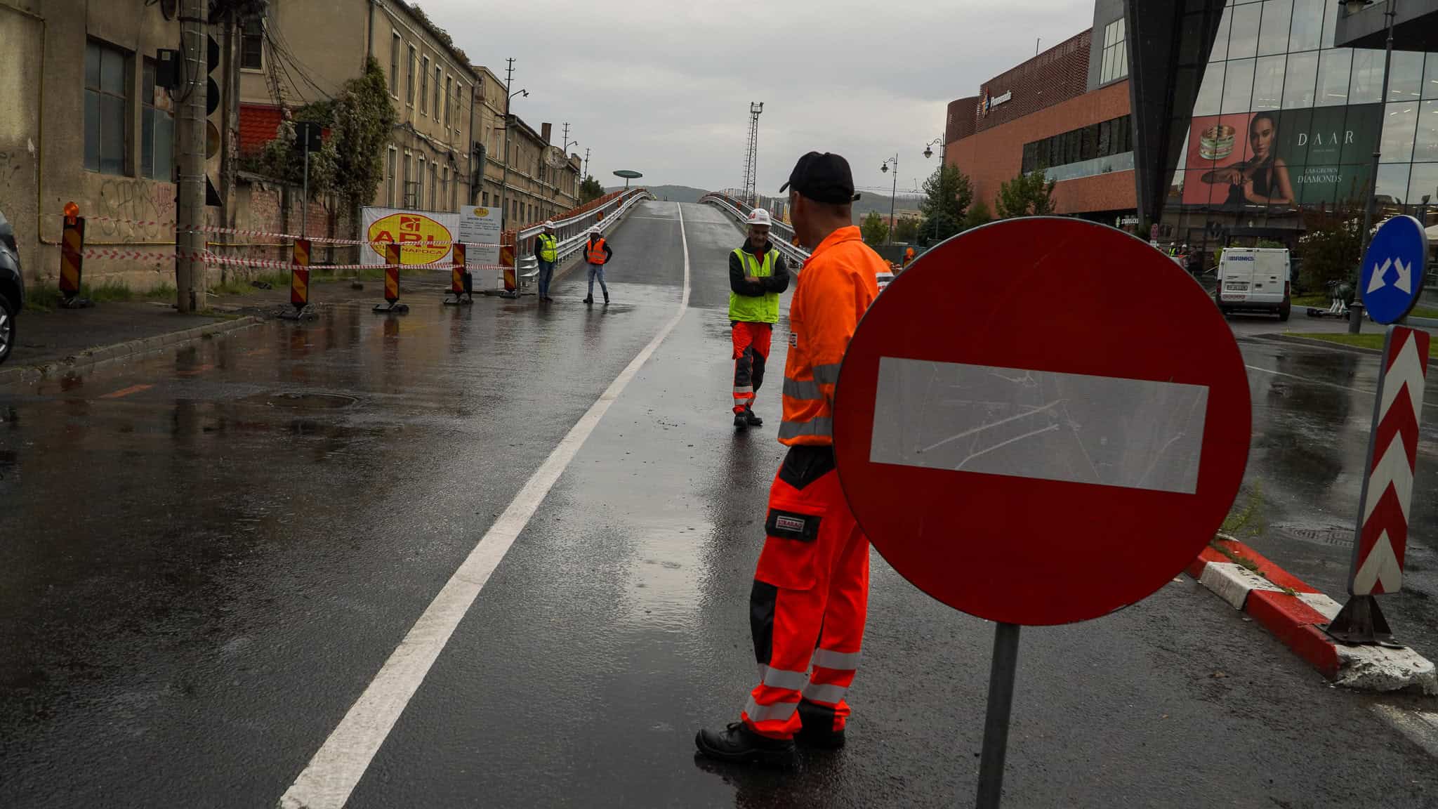 s-a redeschis traficul pe podul gării. muncitorii rămân în teren pentru alte lucrări (video, foto)