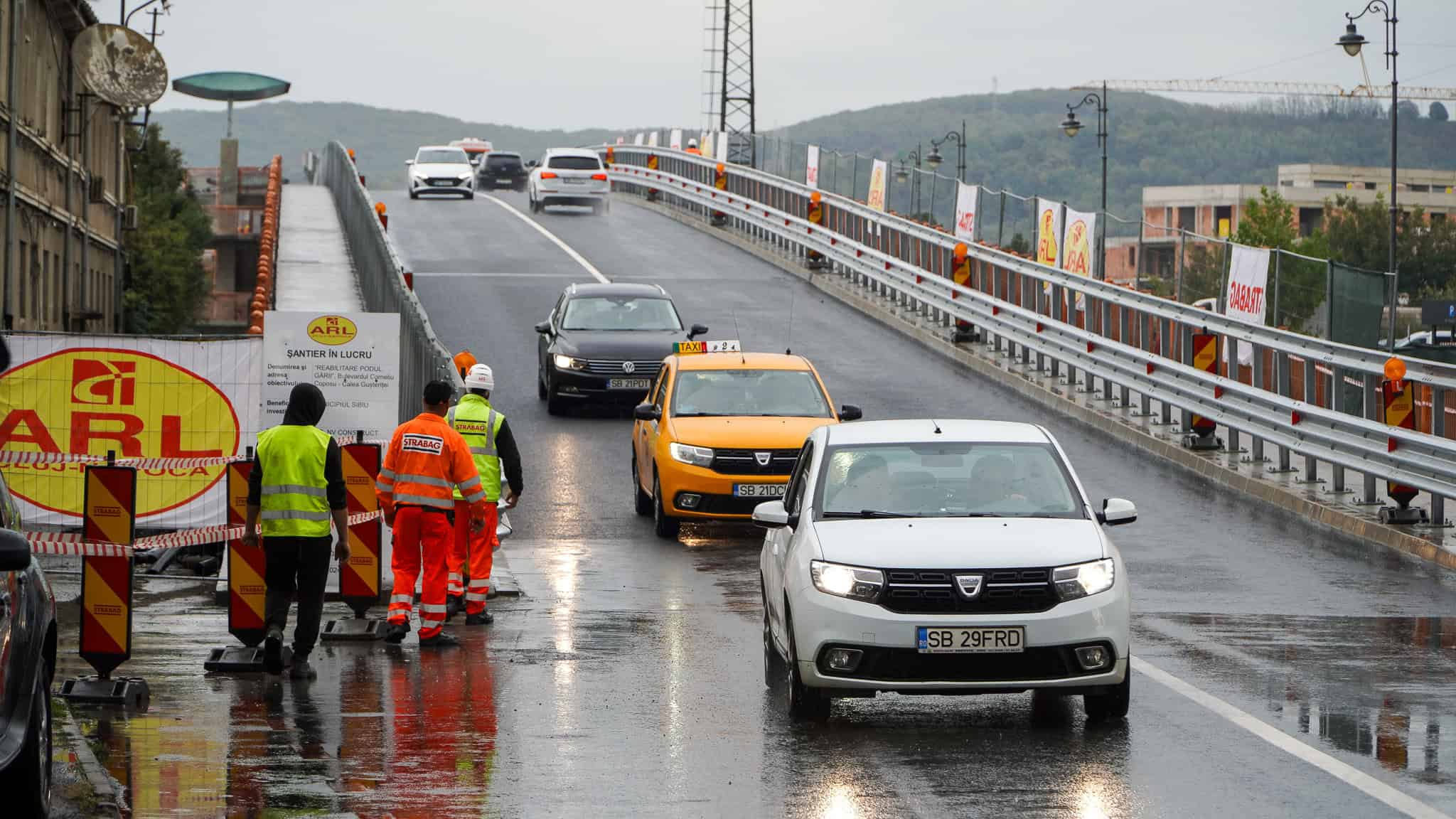 s-a redeschis traficul pe podul gării. muncitorii rămân în teren pentru alte lucrări (video, foto)