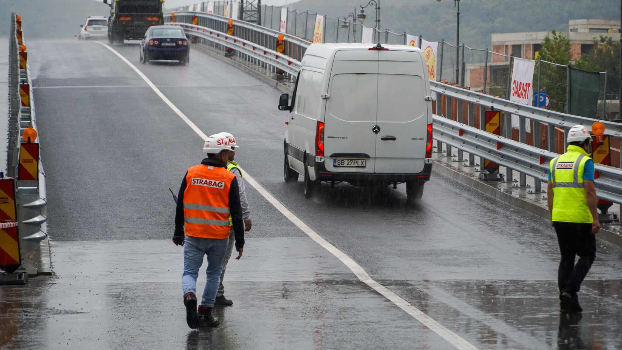 s-a redeschis traficul pe podul gării. muncitorii rămân în teren pentru alte lucrări (video, foto)