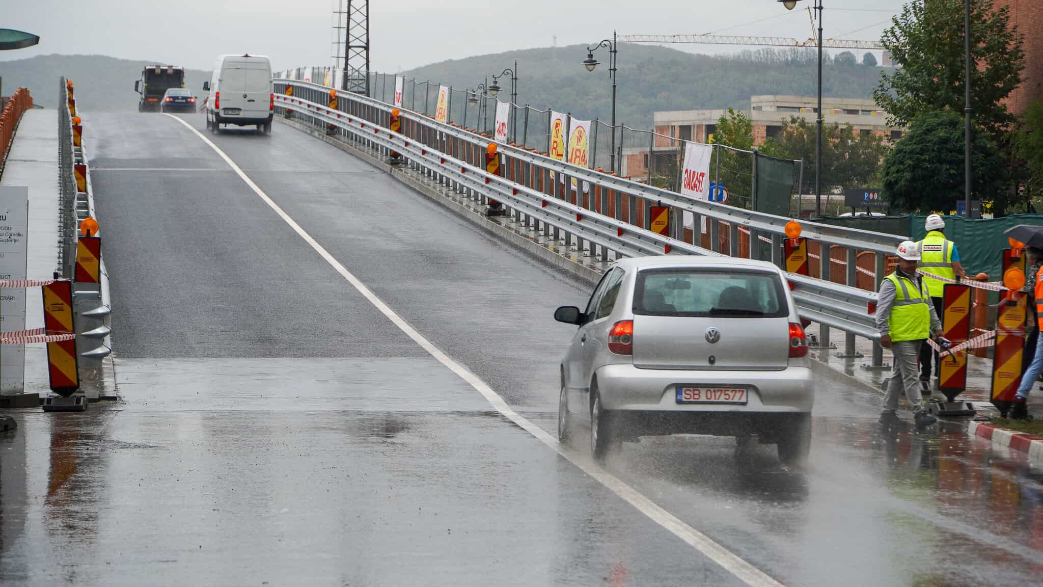 s-a redeschis traficul pe podul gării. muncitorii rămân în teren pentru alte lucrări (video, foto)