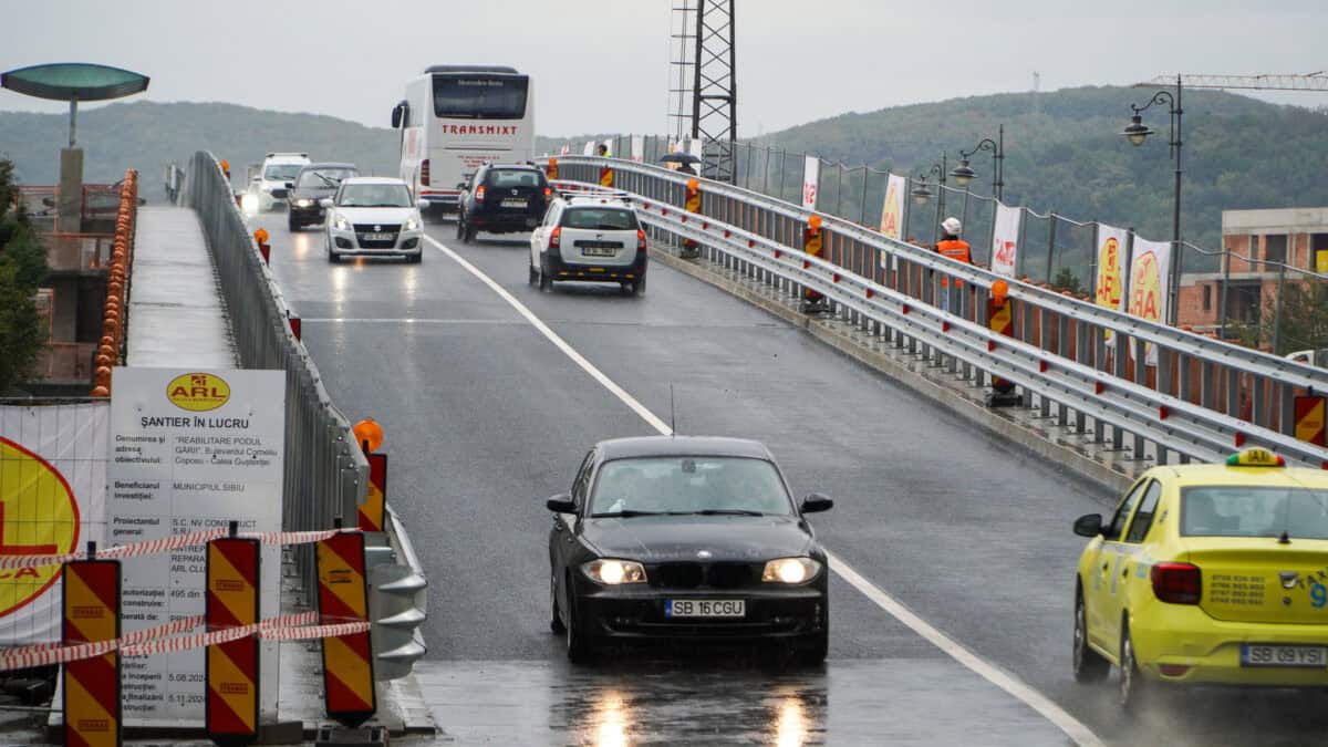 s-a redeschis traficul pe podul gării. muncitorii rămân în teren pentru alte lucrări (video, foto)