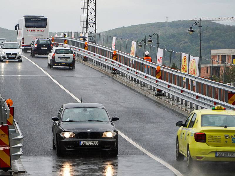 s-a redeschis traficul pe podul gării. muncitorii rămân în teren pentru alte lucrări (video, foto)