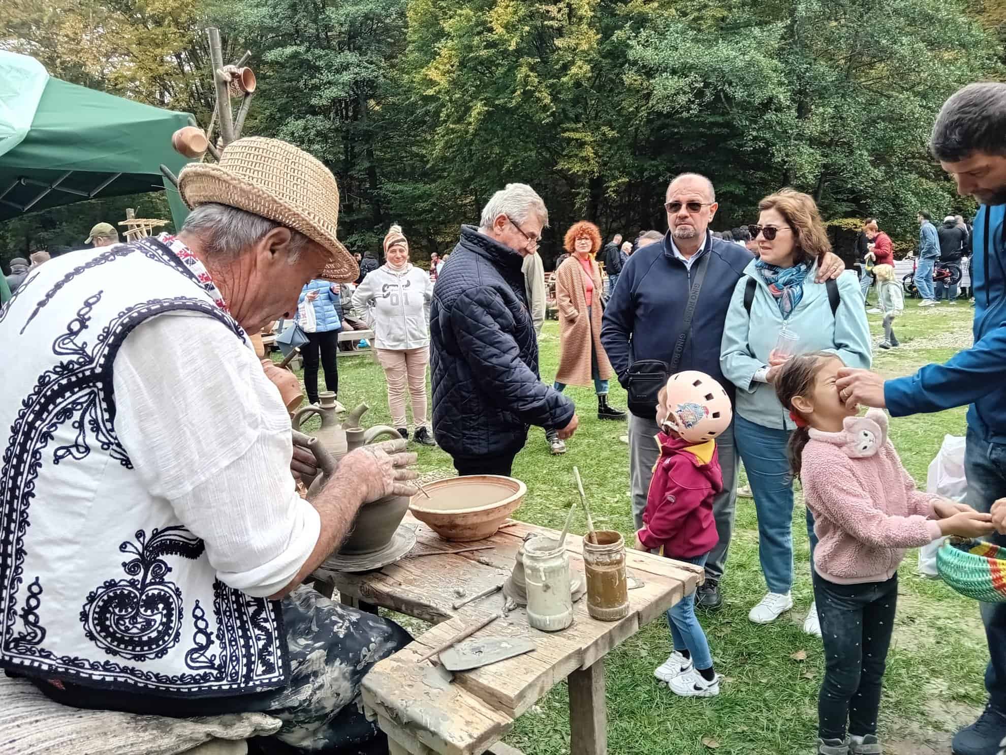 zi superbă de toamnă la „sărbătoarea recoltei”, la muzeul astra. tocana de noatin, preparatul zilei (foto)