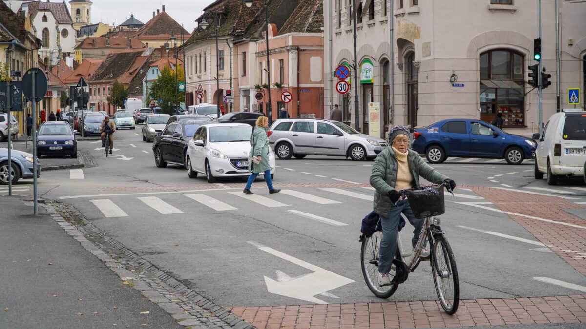 Ce îi nemulțumește pe locuitorii Sibiului. Parcări și spații verzi insuficiente, mașini prea multe și prețuri mari