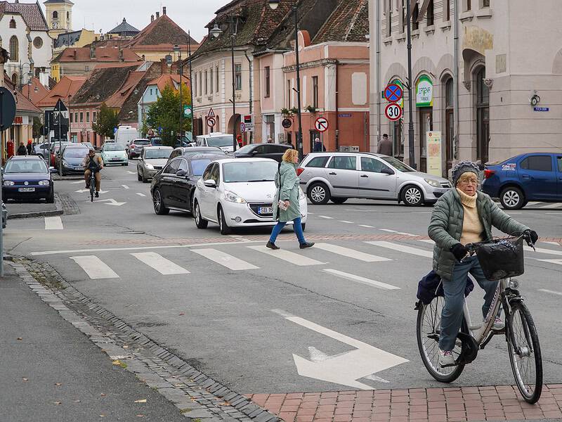 Ce îi nemulțumește pe locuitorii Sibiului. Parcări și spații verzi insuficiente, mașini prea multe și prețuri mari