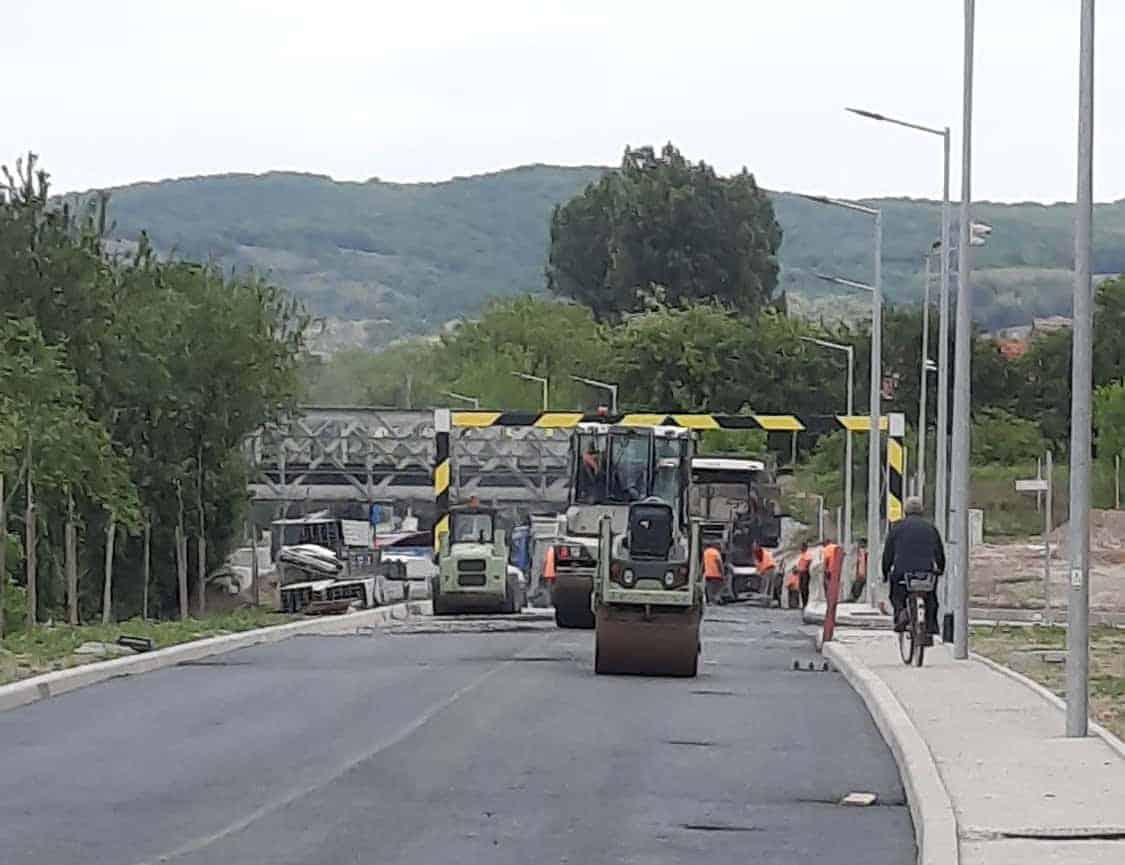 tir blocat sub limitatorul de înălțime pe strada viitorului