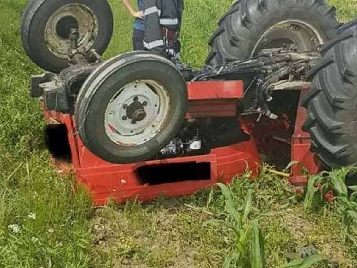 bărbat rănit după ce s-a răsturnat cu tractorul la slimnic