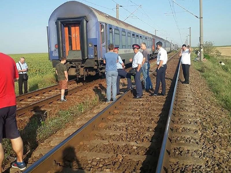 tren blocat în câmp după ce motorul locomotivei a luat foc