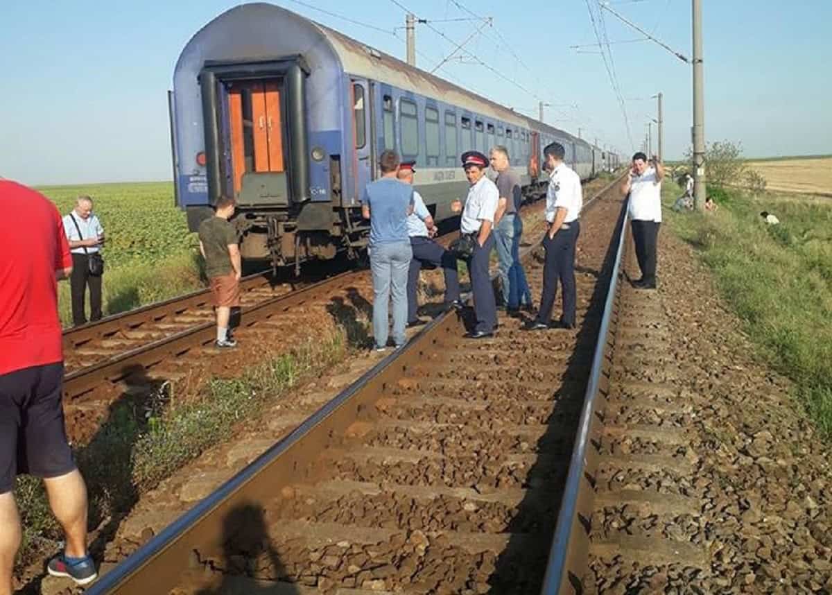 tren blocat în câmp după ce motorul locomotivei a luat foc