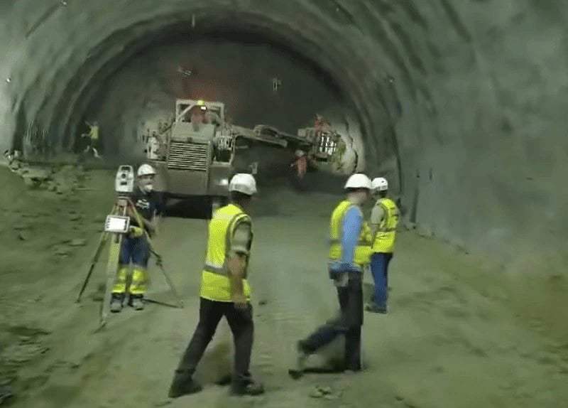 lucrările la primul tunel de la a1 sibiu pitești avansează. sunt forați aproape 2 kilometri (video)