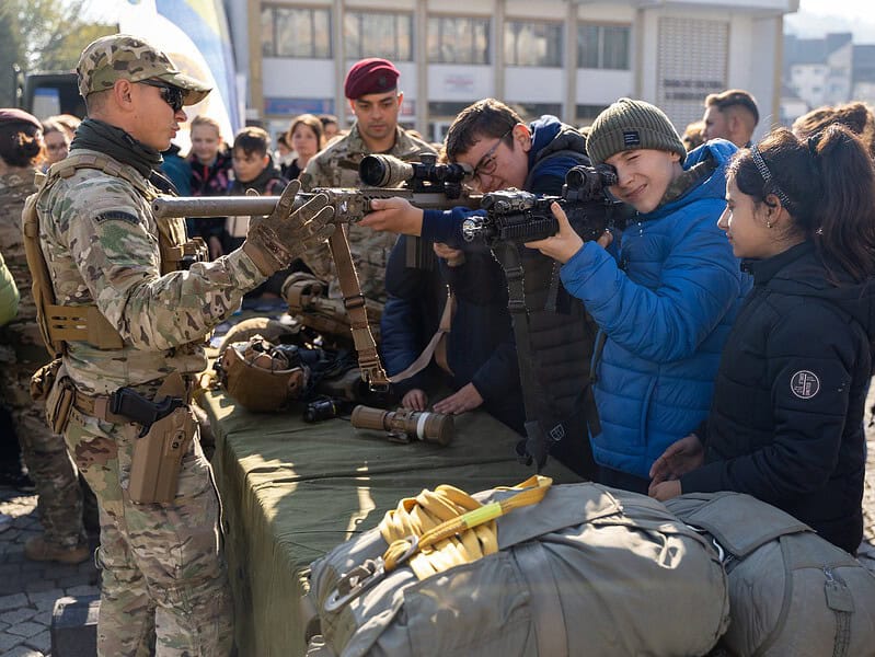 elevii impresionați de tehnica militară expusă în centrul mediașului cu ocazia evenimentelor de ziua armatei (foto)