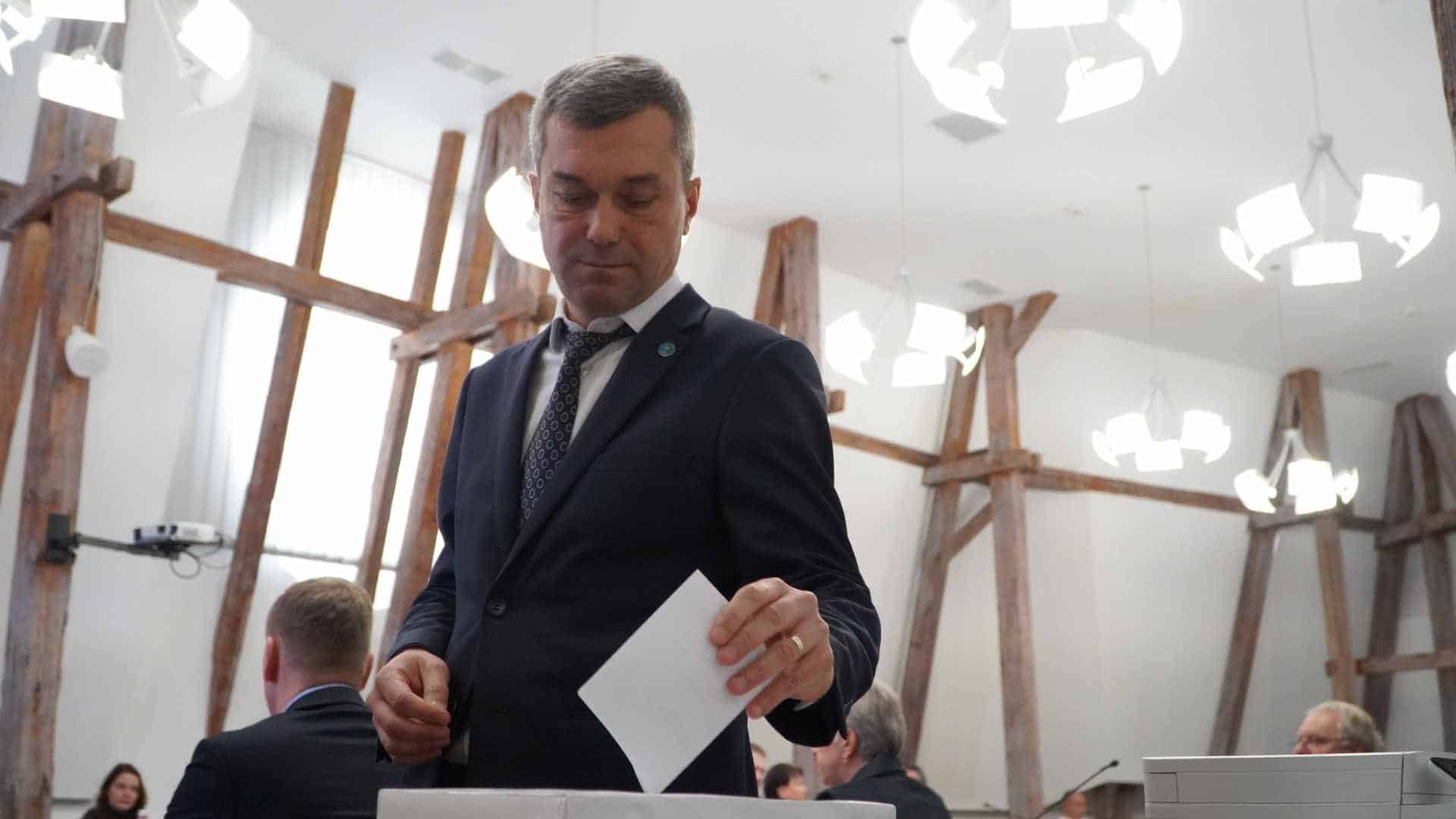 boicot la ședința pentru alegerea viceprimarilor sibiului. usr și psd s-au abținut la vot, iar consilierii aur au părăsit sala (foto)