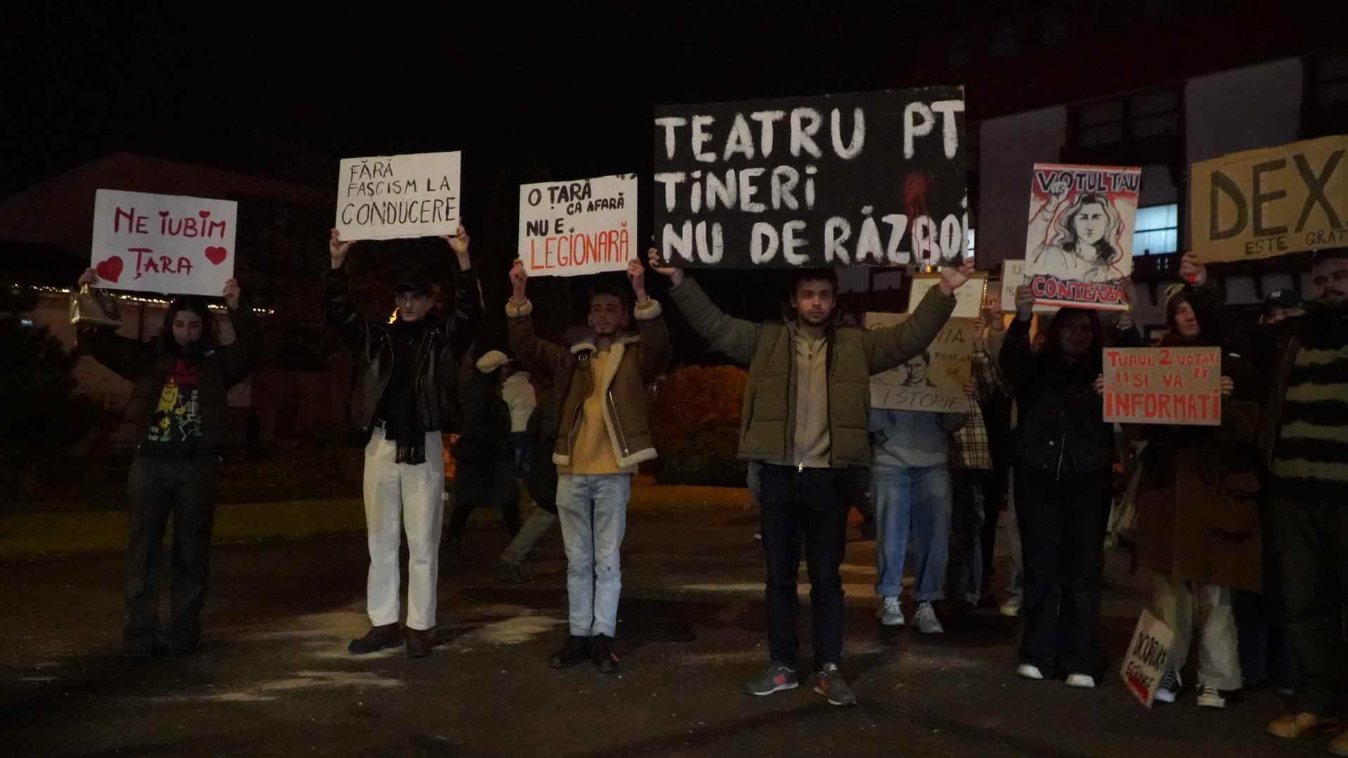 Tinerii au protestat la Sibiu împotriva lui Călin Georgescu, iar vârstnicii i-au susținut: „Pune în pericol libertatea” (video, foto)