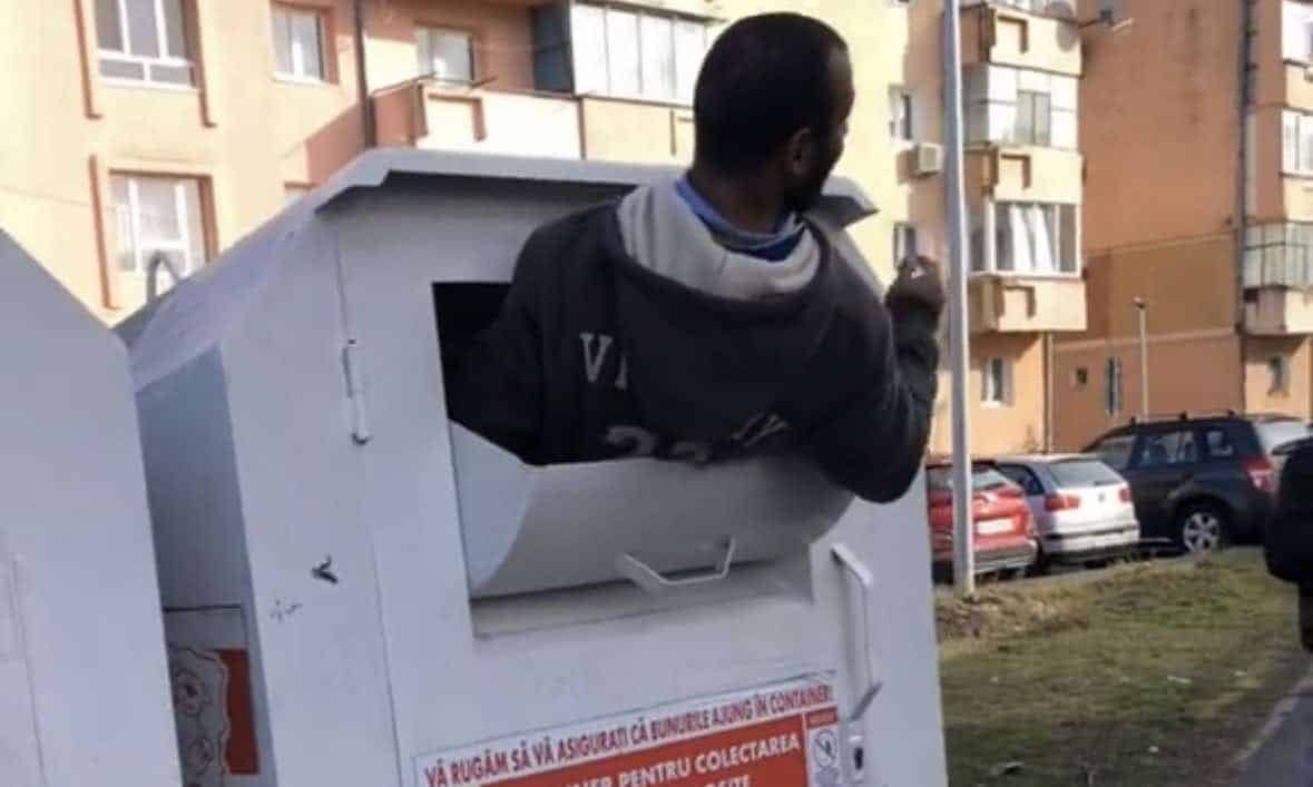 Om al străzii din Sibiu, la ,,shopping” în containerele cu haine folosite (video)