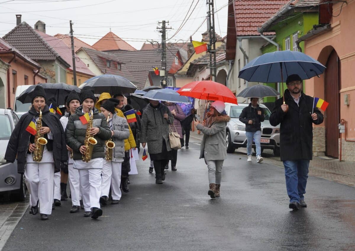 Copiii din Boița, sufletul ceremoniei de depunere a coroanelor în amintirea eroilor neamului (foto)