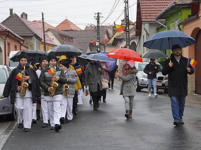 Copiii din Boița, sufletul ceremoniei de depunere a coroanelor în amintirea eroilor neamului (foto)