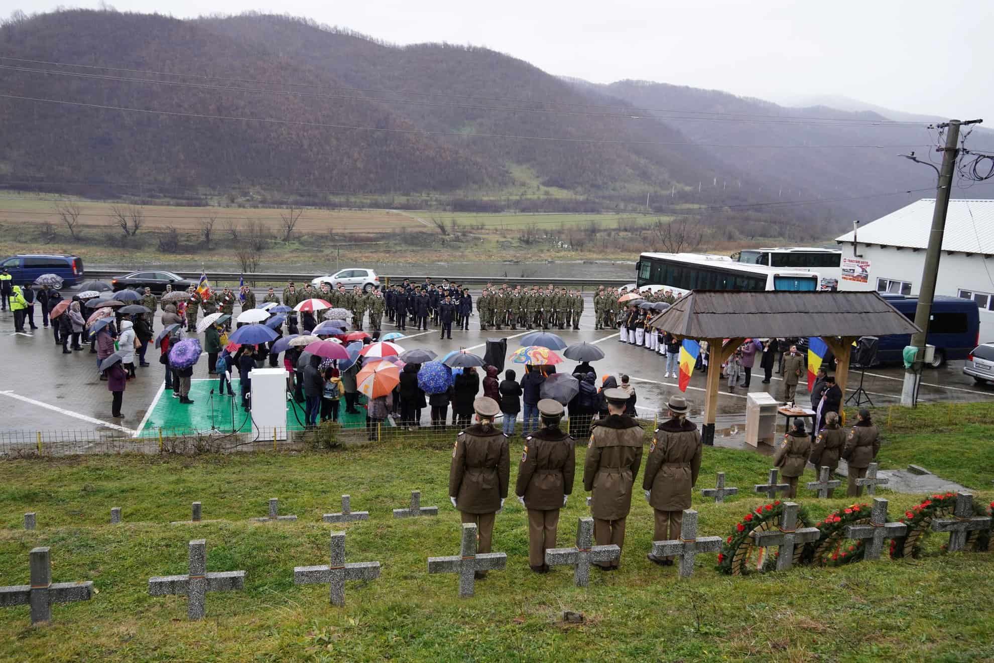 Copiii din Boița, sufletul ceremoniei de depunere a coroanelor în amintirea eroilor neamului (foto)