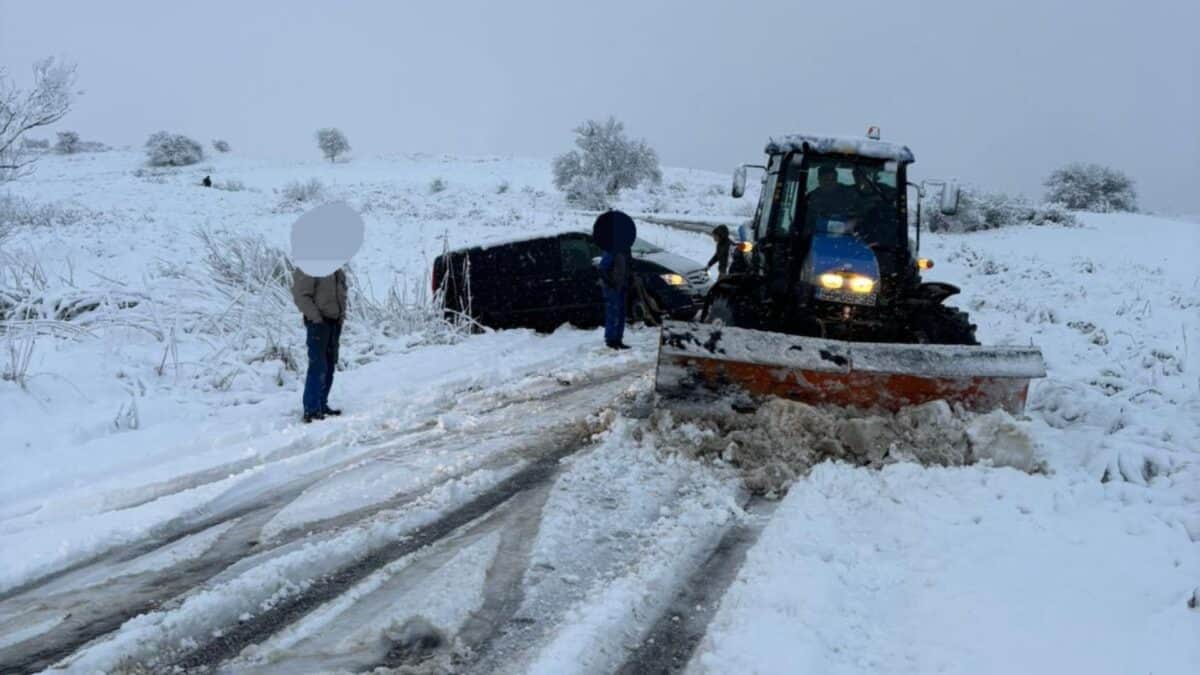 Drumuri blocate din cauza copacilor căzuți pe Valea Avrigului și la Mihăileni. Mașină ieșită în decor la Săsăuși (foto)