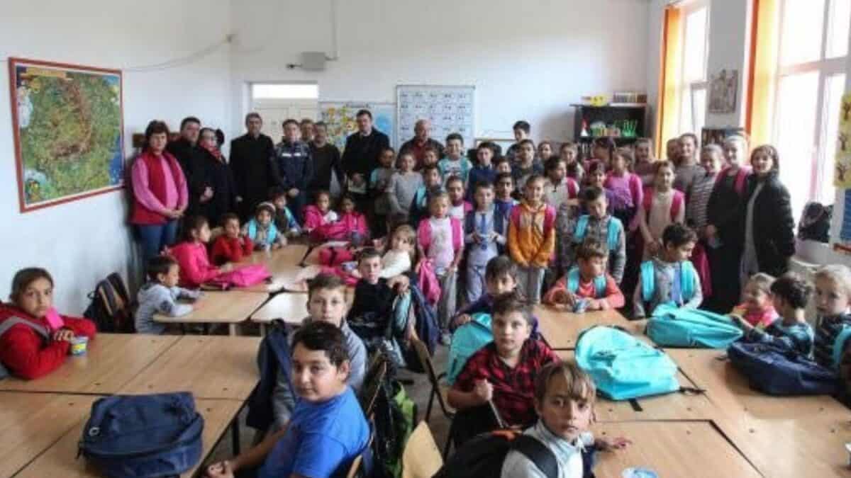 Școala din Bruiu, fără căldură în clase. Elevii nevoiți să învețe în frig