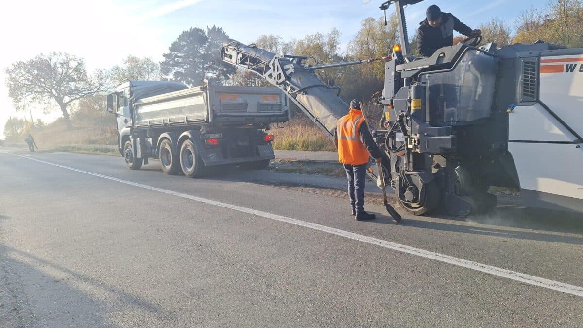 dps montează indicatoare rutiere la laslea și richiș. se refac marcajele rutiere între săliște și jina