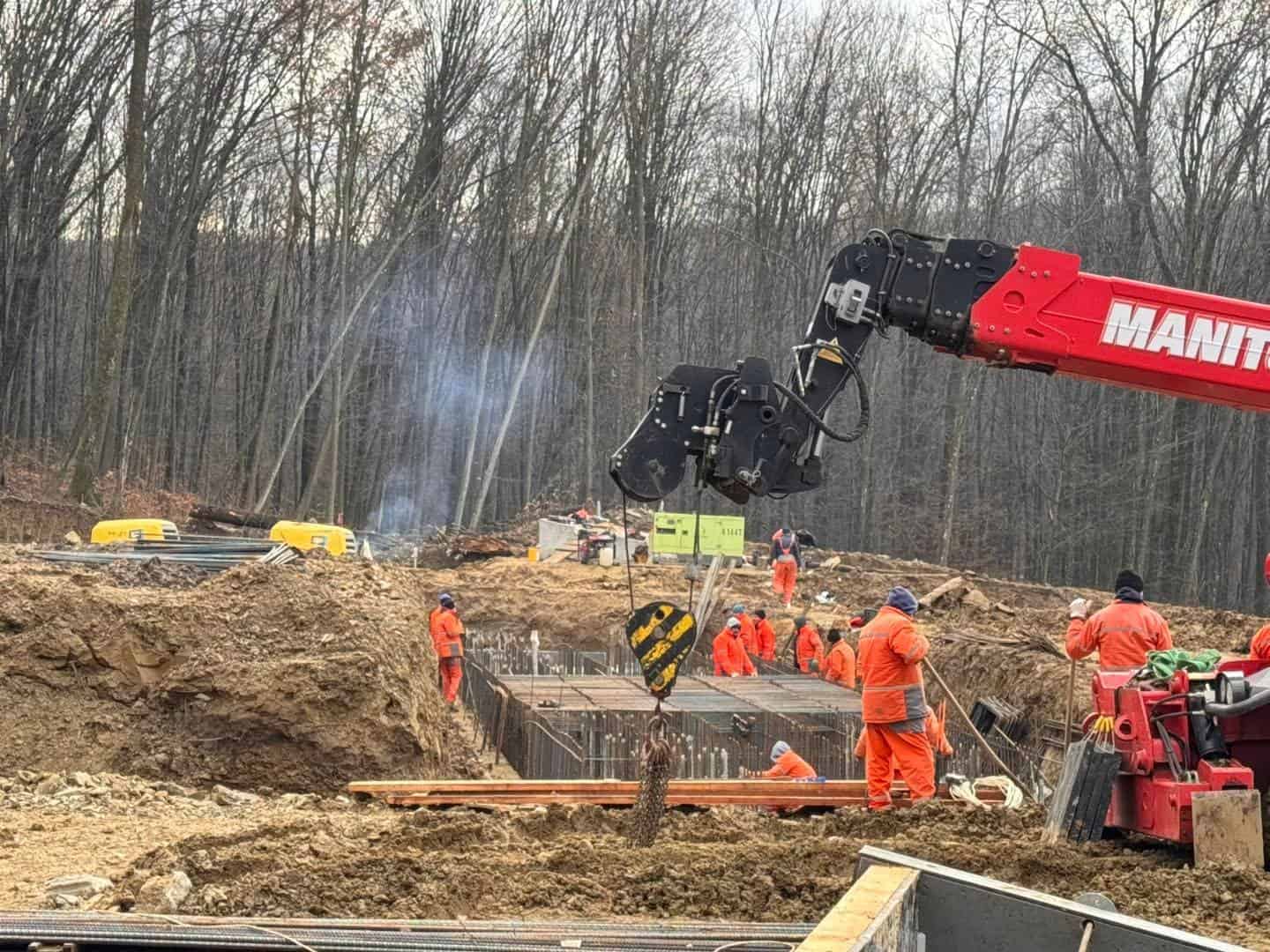 Se lucrează intens pe ciotul de autostradă lipsă între Sibiu și Nădlac. Când încep lucrările de forare la tunel (foto)