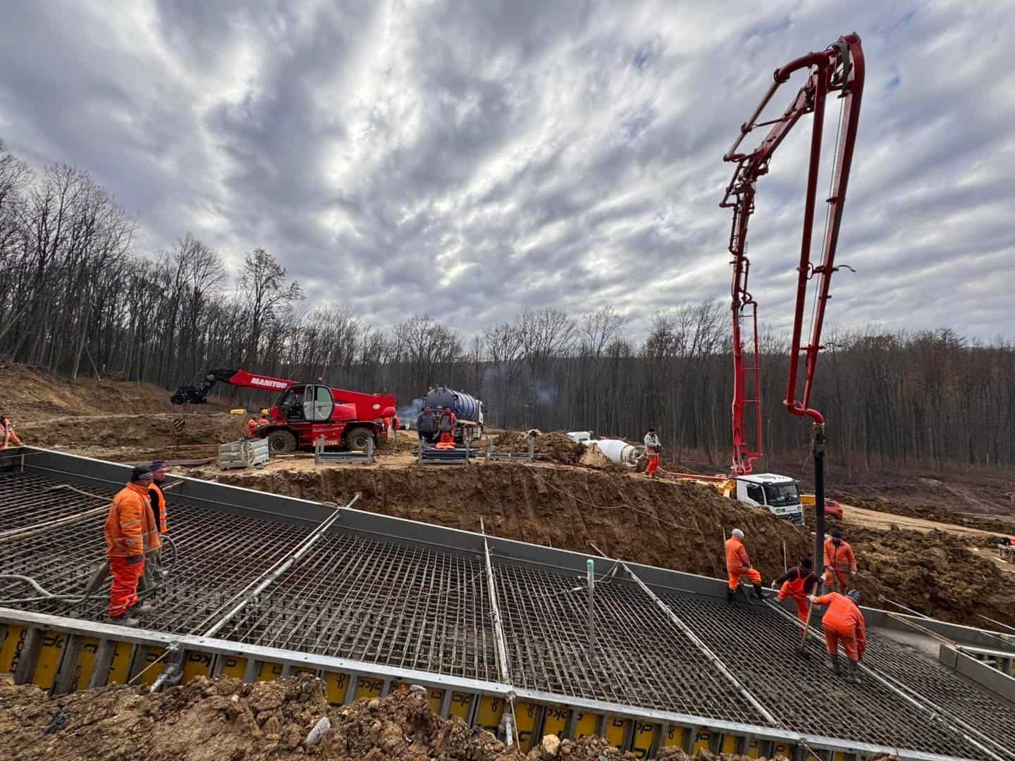 Se lucrează intens pe ciotul de autostradă lipsă între Sibiu și Nădlac. Când încep lucrările de forare la tunel (foto)