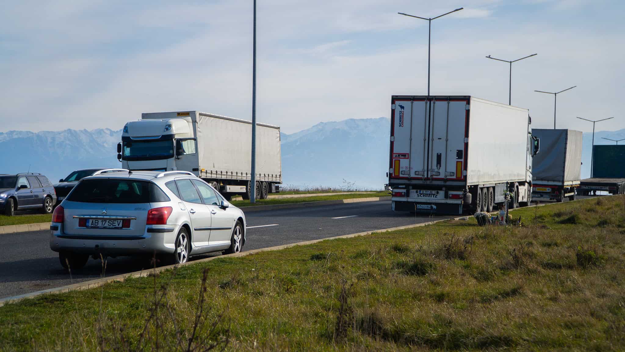 Doi ani de la accidentul mortal de la Dedeman. Camioanele parchează în continuare fără probleme în zonă (video foto)