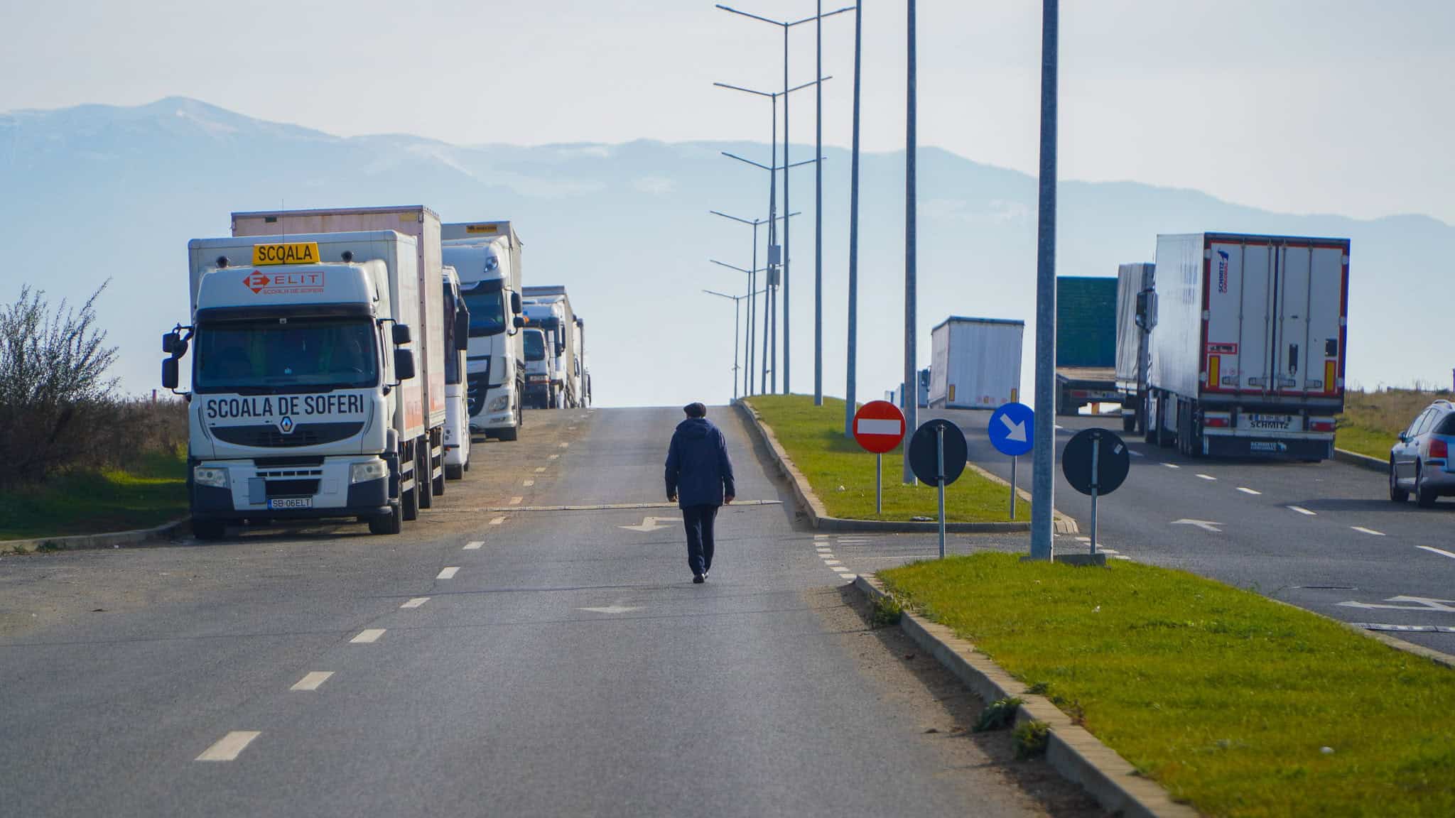 Doi ani de la accidentul mortal de la Dedeman. Camioanele parchează în continuare fără probleme în zonă (video foto)